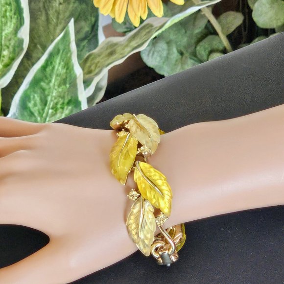 Vintage Lisner Shades of Yellow Molded Glass Leaves Bracelet - Picture 1 of 7